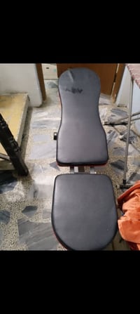 متاح اوزان حديد جديدات استعمال. شهر مع مسطبة وحمالة للبيع 07711157764