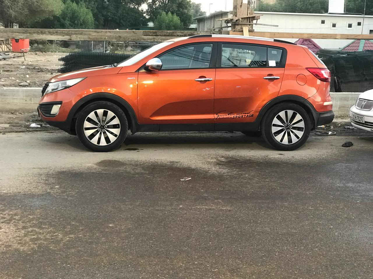 السلام عليكم كياسبورتج 2013 رقم بغداد  الجديد وارد خليجي بدون حادث فقط صبغ قطع بسبب جراد اللون بدون دواخل محرك وكير مكفولات صدر امامي خلفي وتبريد جديده تتدفه شغال مابيهه اي نقص السعر  129مجال بسيط جدا وماكو بهيج سعر128$وبيه مجال
محرك 2000
شاشه كبيره
تحكم ستيرن جهتين
مكان سياره شارع فلسطين ساحة بيروت***********
