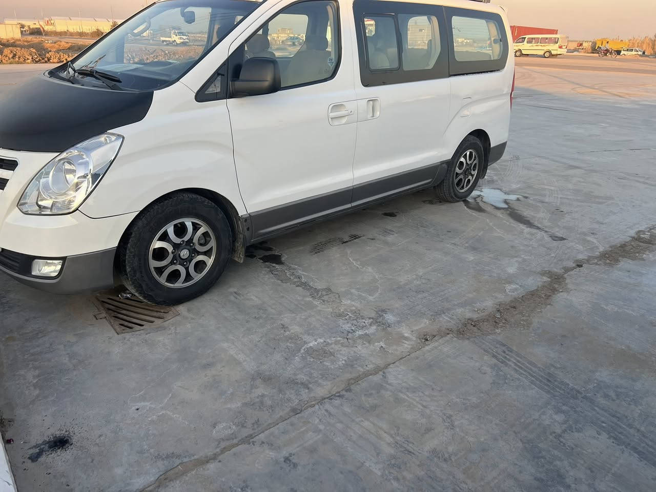 السلام عليكم استاركس ٢٠١٢ رقم انبار دولي باسمي مكشره ومصبوغه احزام بدون ضربة جاكوج مكفوله من الضربه بس بخ مكينه كير حداديه تخم تاير السياره جديده السعر ١٢٧ ***********
