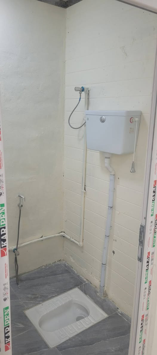 السلام عليكم محل للايجار في حي السكر  على الشارع العام قرب روضة ماي دريم المساحة ٥×٤ ونص زائد حمام السعر ٣٠٠ الف قفل للإستفسار ***********
