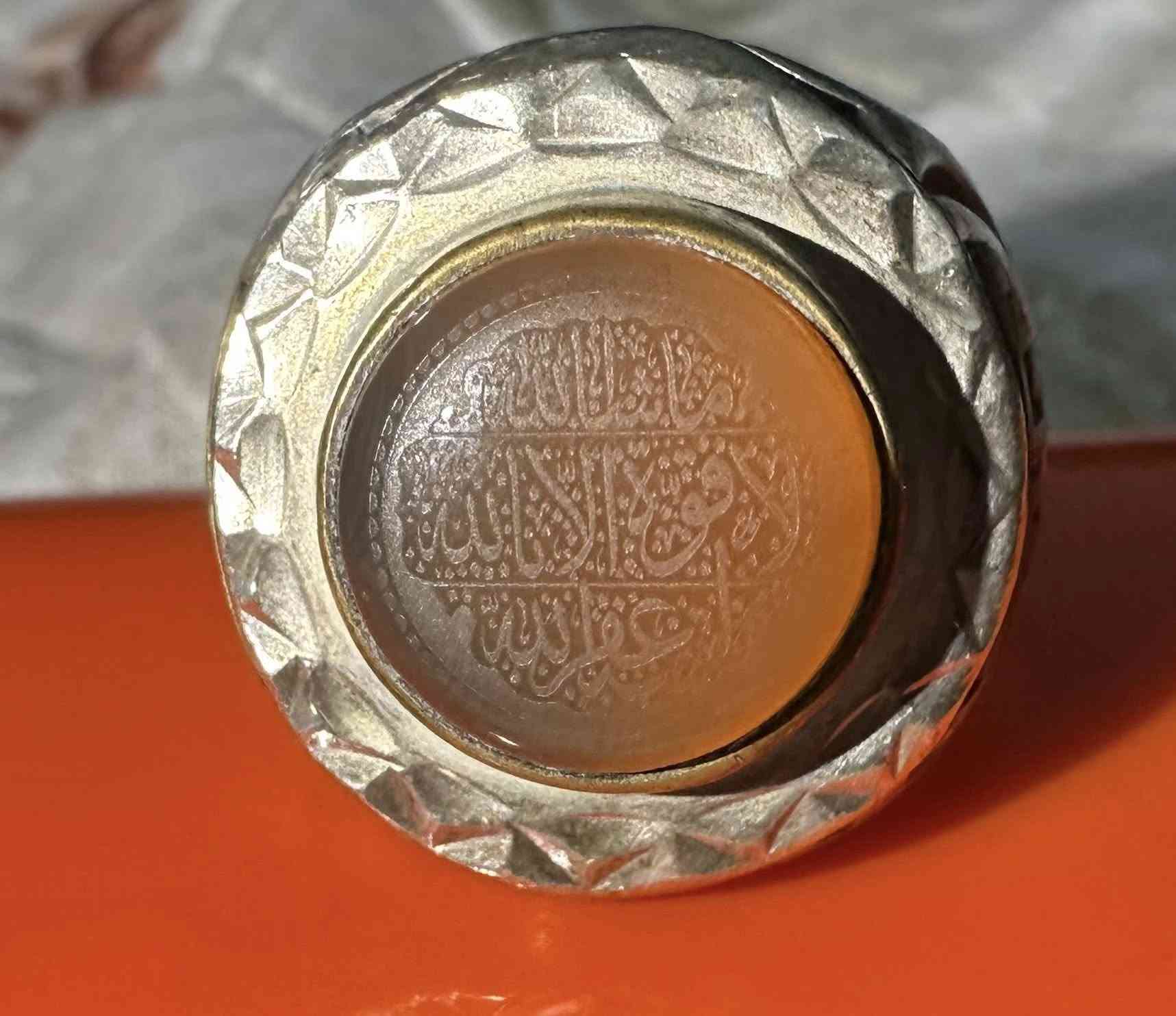 خاتم قديم بحجر عقيق يماني مشمشي جراخه دائري
صياغه يدوي ثقيل صب إطار نحاس 
مختوم 925
منقوش ع الحجر ( ماشاءالله لاقوة إلا بالله استغفرالله)

سعره 75 الف قفل من الأخير 
بغداد جميله شارع خير الله 
ملاحضه لايوجد توصيل 

***********
