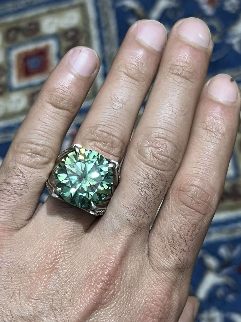 ‌‏﴿ وَسَبِّحْ بِحَمْدِ رَبِّكَ قَبْلَ طُلُوعِ الشَّمْسِ وَقَبْلَ الْغُرُوبِ ﴾
‏كل شيء يسبح لله فلا تغفل سبحان الله وبحمده سبحان الله العظيم🍃
خاتم فضه ملكي بصياغه فخمه ثقيله الوزن 
متوج بحجره كبيره من الموزنايت الطبيعي 
لا يوجد توصيل لدي 

مكاني بغداد الحبيبيه ***********
