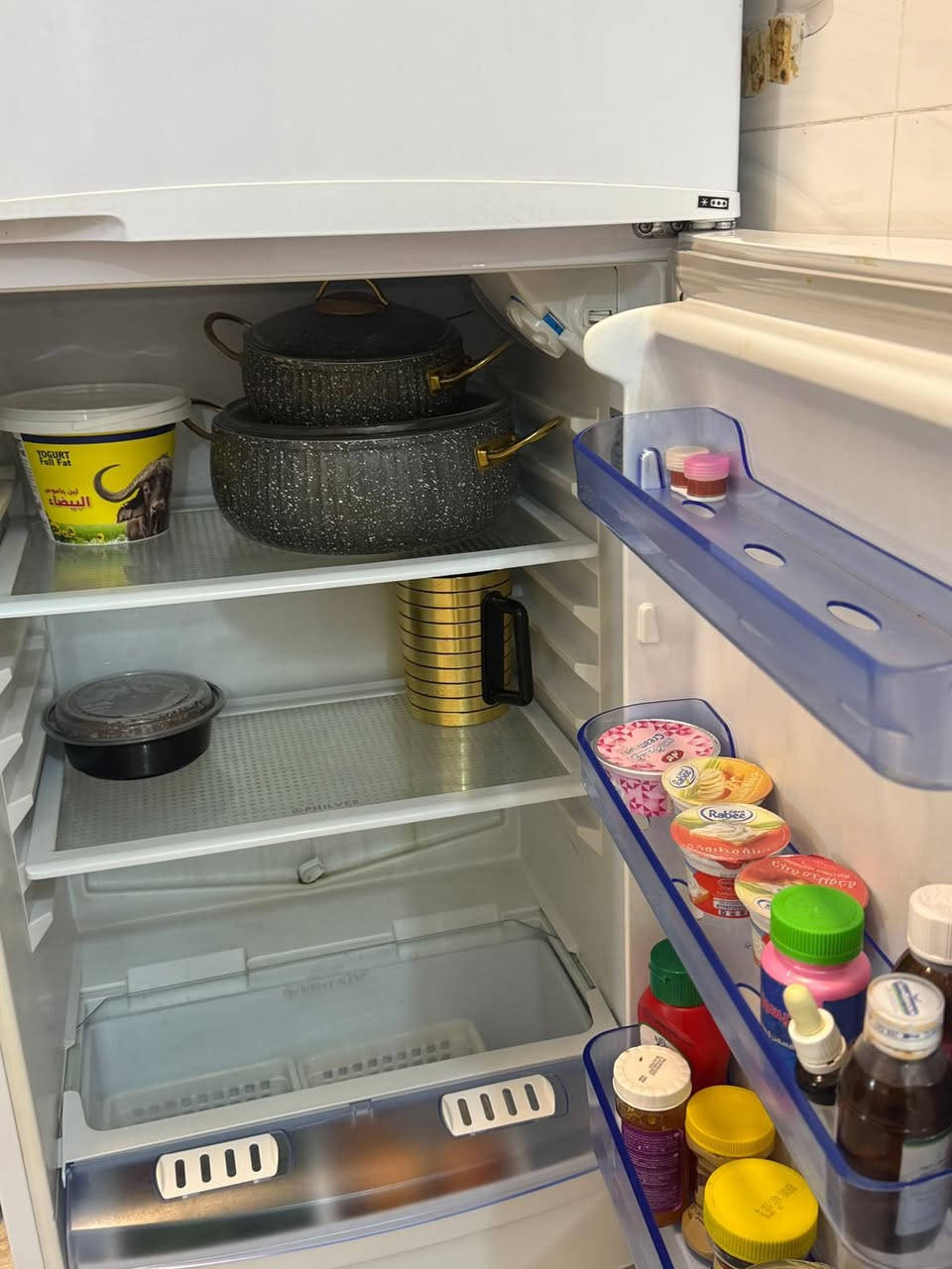 ثلاجة نضيفه خدش مابيها أخت الجديدة شغالة كل شي مابيها سعرها 250 وبيها مجال للتواصل ***********
