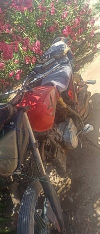للبيع موطور  السعر 250 وبي مجال الاتصال عل رقم ‏‪0782 445 7541‬‏