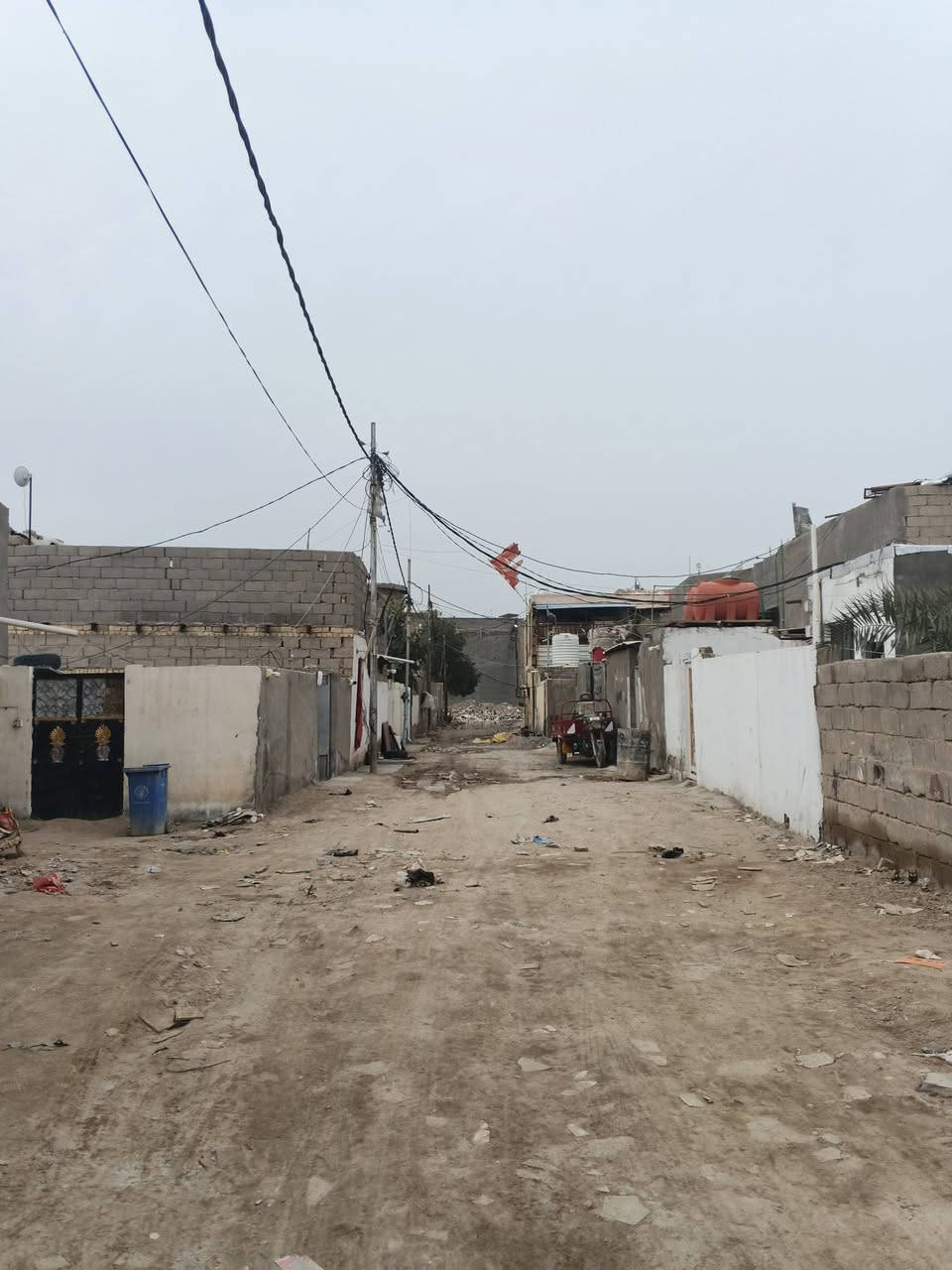 بيت للبيع  منطقه ال معالي ..
مساحة البيت تقريبا 300 .مع المشتمل 
البيت بي براني منفصله وطارمه كبيره ومطبخ وصاله وغرفة وحده 
المشتمل طارمه ومطبخ وغرفتين  المطبخ سنوديج.. البيت مسكون حاليا ..
موقع البيت .ال معالي النزله الي مقابيل المدارس الصينيه.
سعر البيت 55 مليون  طابو زراعي سند 25 
***********
