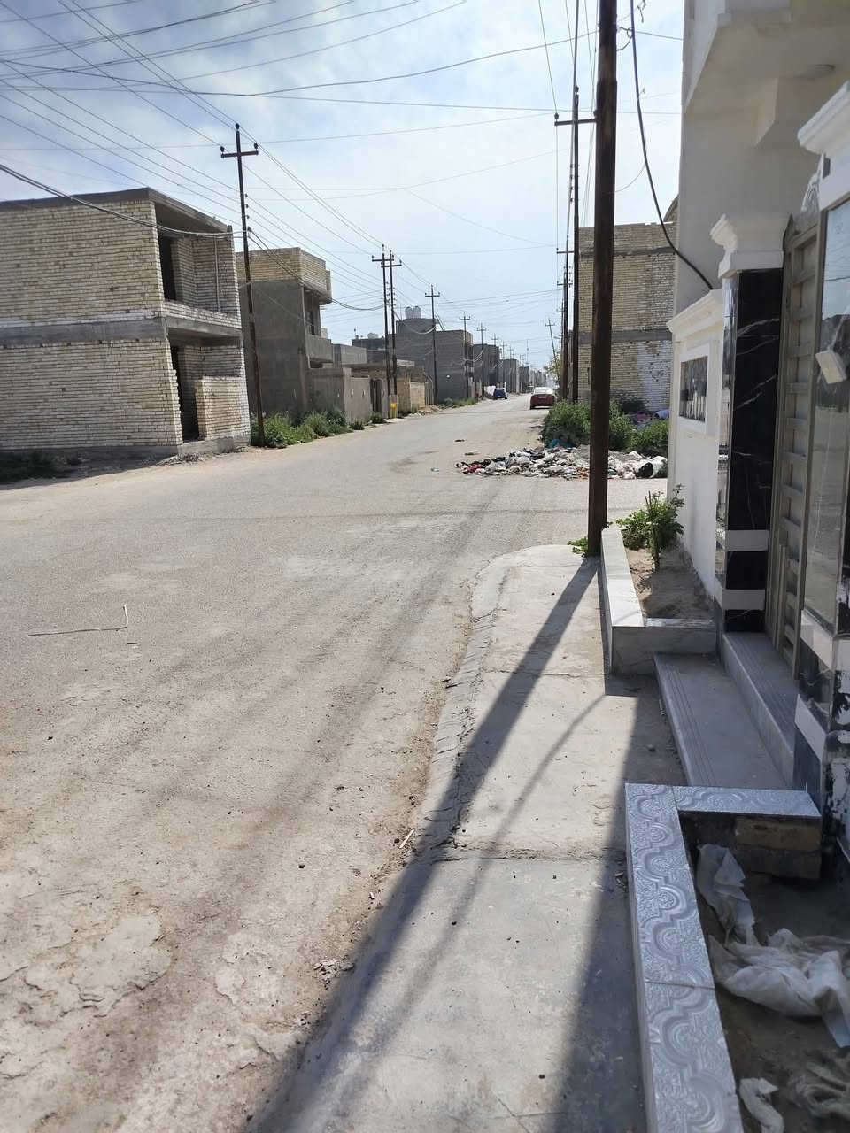 السلام عليكم يوجد لدينا دار للبيع  ركن  مساحه 50 متر واجهه 5ونزال 10 يحتوي على ستقبال +مطبخ +غرف نوم عدد 3+حمامات عدد 2 ألبيت بناء حديث جميع الخدمات موجوده ماء وتبليط وكهرباء نوع الملك طابو زراعي سند 25اقرار محكمه وتنازل شركة عرض الشارع 10 متر ألبيت مدخلين العنوان بغداد الدوره البوعيثه مجمع عدل الأول  الاستفسار اتصل على هاتف *********** /***********
