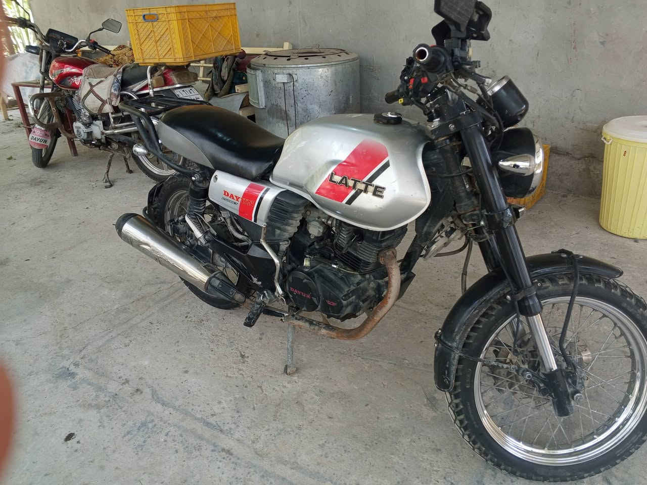 سلام عليكم دراجه لايتي للبيع موديل 2021 دراجه مفتوحه بس بستم والباقي كفاله عامه أوراق بسمي مكاني كربلا شارع السيدة زينب عامود 88 للطلب ولأستفسار يرجى الاتصال بالرقم 👈👈***********🫴الدراجه نضيفه حيل ولمحرك ناعم السعر واحد و300الف
