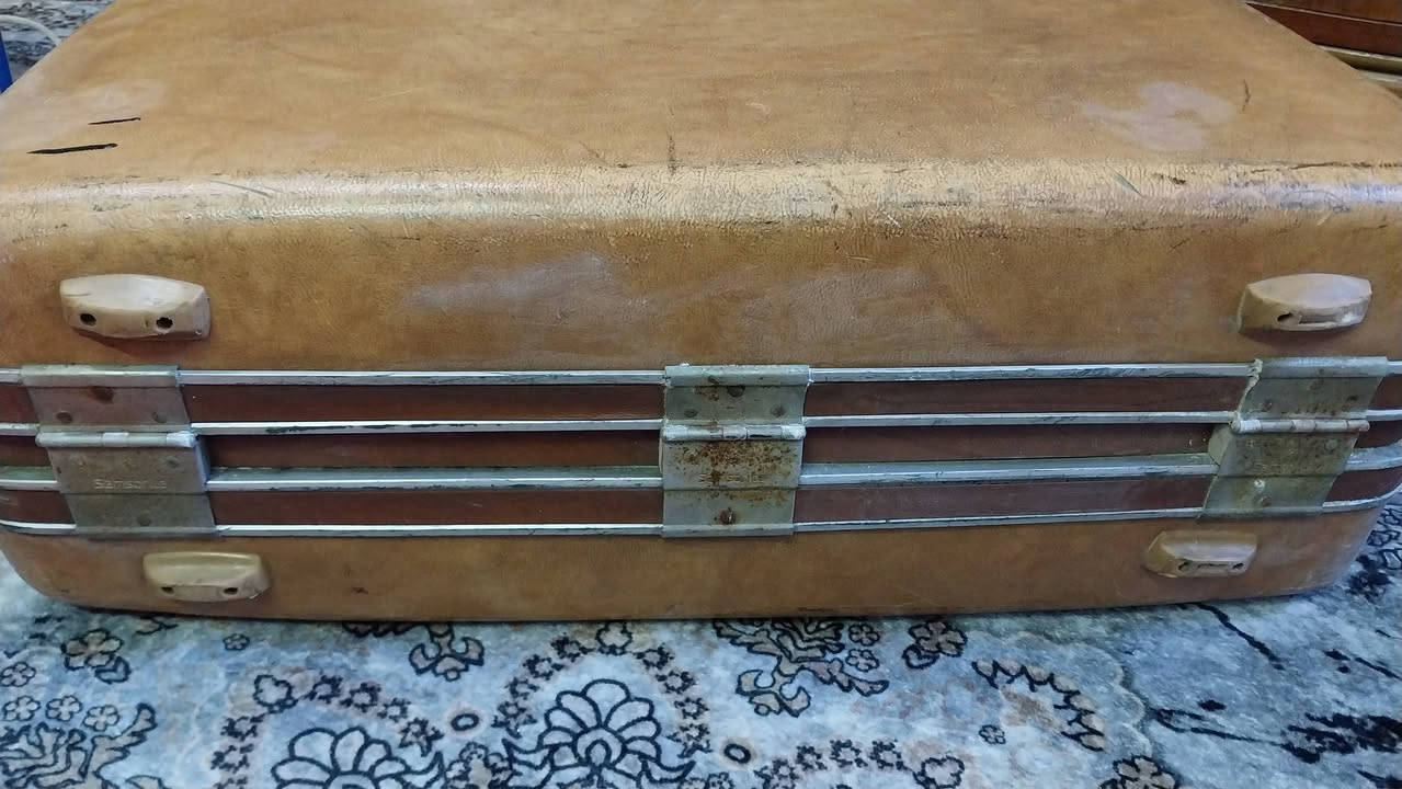 السعر ١٠ فقط نهائي
حقيبة سفر قديمة عظم
وحقيبة سفر قديمة جلد
المفتاح مفقود
هيكل صلب جدا والثانية متوسط
السعر ١٠ فقط نهائي للقطعة الواحدة
بغداد ... المنصور
للاستفسار تواصل خاص او بالتعليقات


**إذا كنت صاحب هذا الإعلان وتريد حذفه لأي سبب، رجاءا أرسل رسالة إلى الدعم الفني**