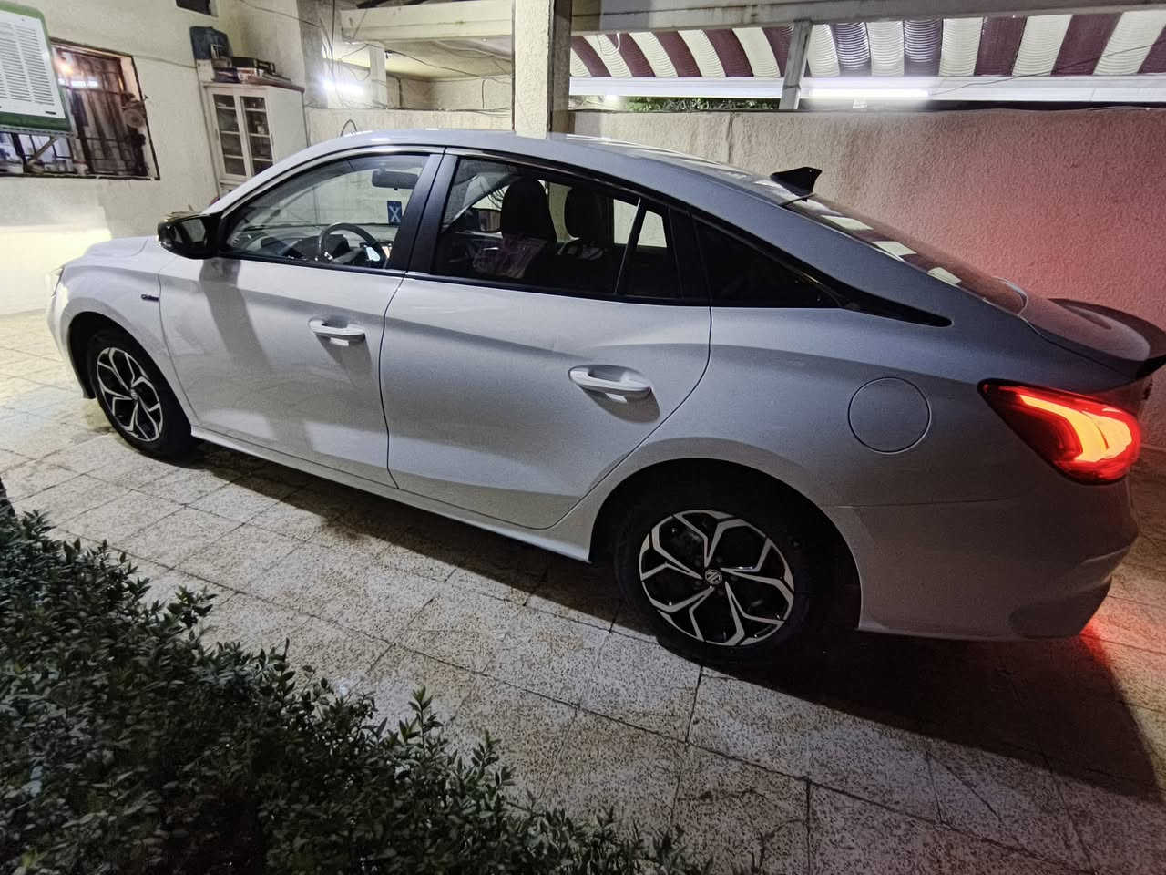 السلام عليك للبيع MG GT موديل 2024 السياره ماشيه ٢١ و٩٠٠ مكفولة من الضرب والصبغ فقط اكو رصعتين كير محرك شرط كفاله إطارات الشركه بعدها بيها نوع كومهو السعر ١٢٠ وبيها مجال السياره باسم دكتوره تريد تحويل تريد وكالة عامه مطلقه رقم تليفون ***********
