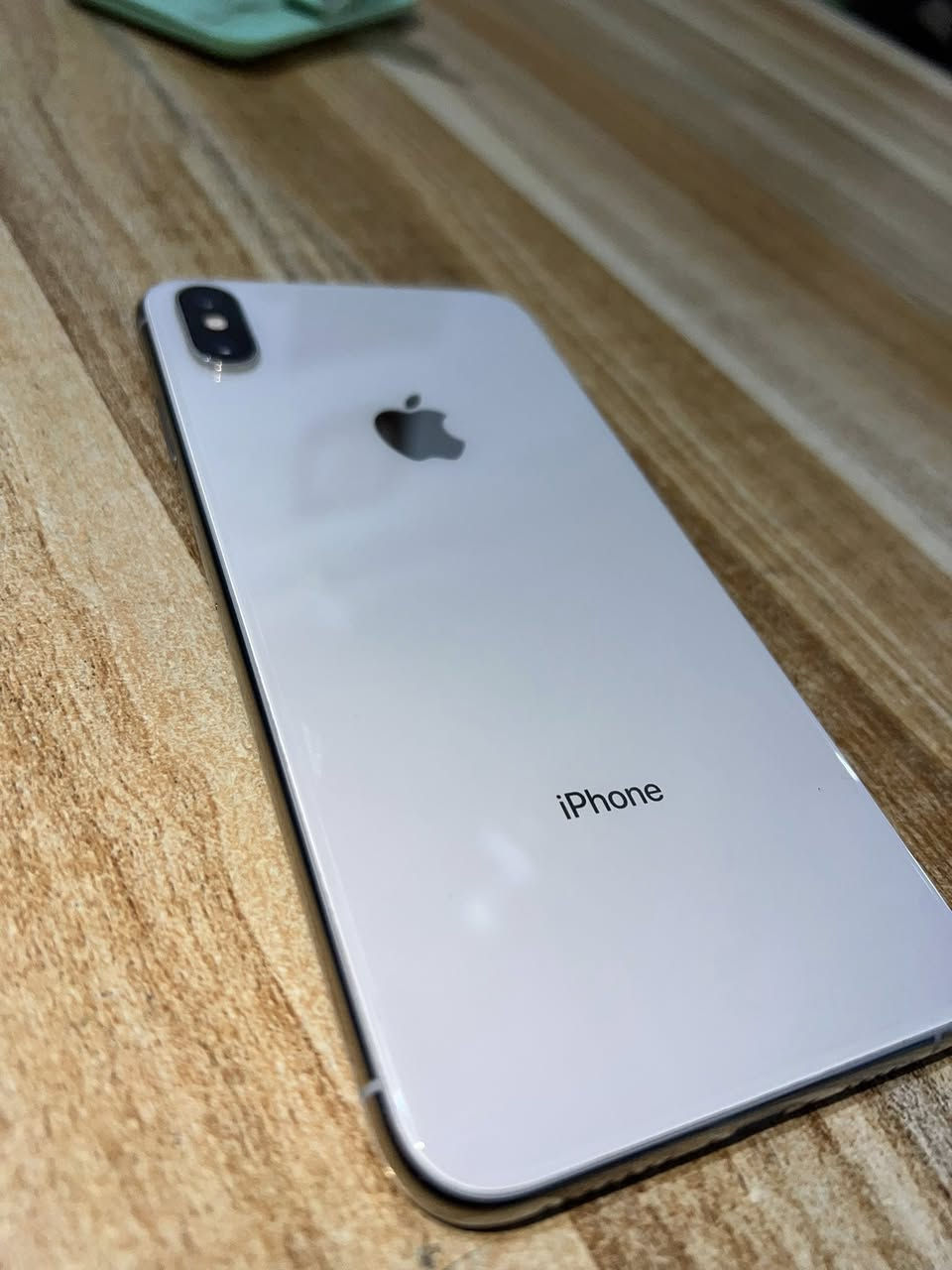 ايفون اكس ماكس Xs Max  ذاكرة 256 كلشي بلادي فقط مبدل بطارية تجارية بعدها 100 ميصرف ابد والشاشة مثل ماموضح كدامك كلشي شغال فيس ايدي كامرته تخبل سعرة 170 وبي مجال 
راسلني او اتصل ***********
