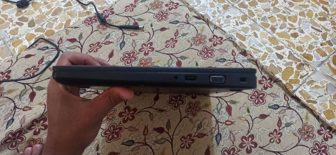 لابتوب مستعمل نوع Dell 
 كلشي موضح بالصورة يمكم اسمه والرامات والذكراة كرت شاشة  2 گيگا نوع نيفيديا اللابتوب مابي شي للأمانة وسلس ومابي اي تقطيع وشحنه يكفي 3 ساعات او 4 معاه شاحنته الاصلية والماوس وجنطة رايده 250  كلشي موضح كدامكم يحتاجله بس اشياء بسيطة . 

مكاني موصل رقمي هنا 
***********
