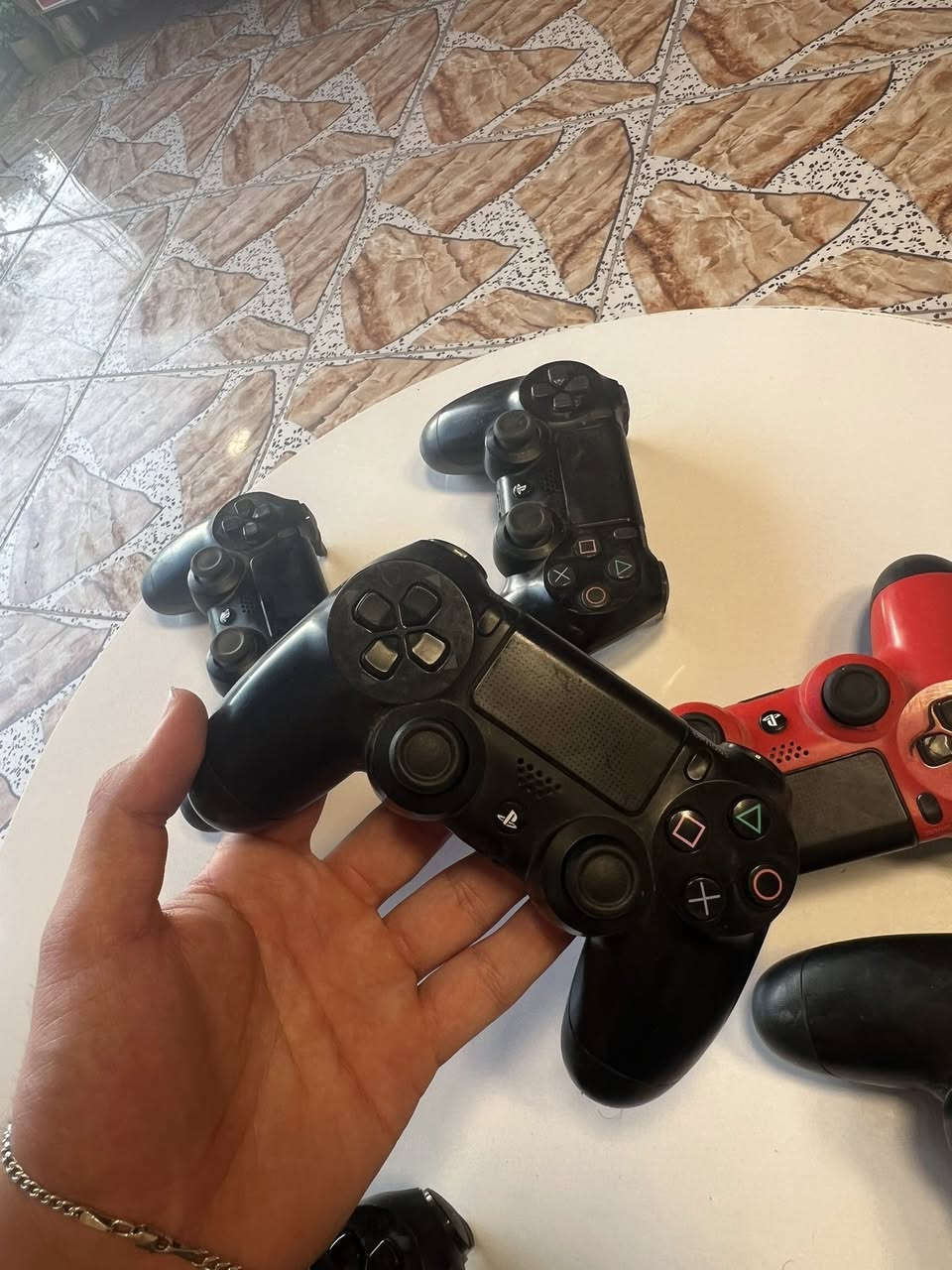 السلام عليكم جوستگات pes4  للبيع شلعه وحده نظيفات مضمومات  استعمال قليل
للاستفسار ***********
