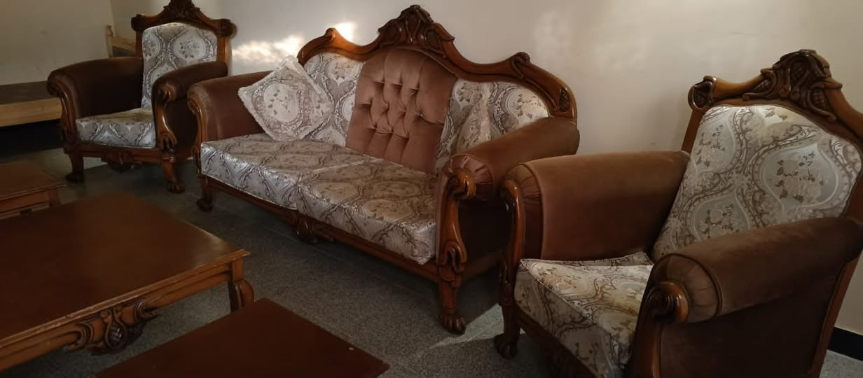 للبيع تخم قنفات كلاسيكي ديوان بصلاح الدين, طقم كامل ويا طاولات 9 قطع، المتانة عالية  خشب الزان الأصلي، التخم بحالة جيده وشبه جديد، (السعر 750 قفل والنقل على الاخ المشتري) رقم: 
787 258 4837
