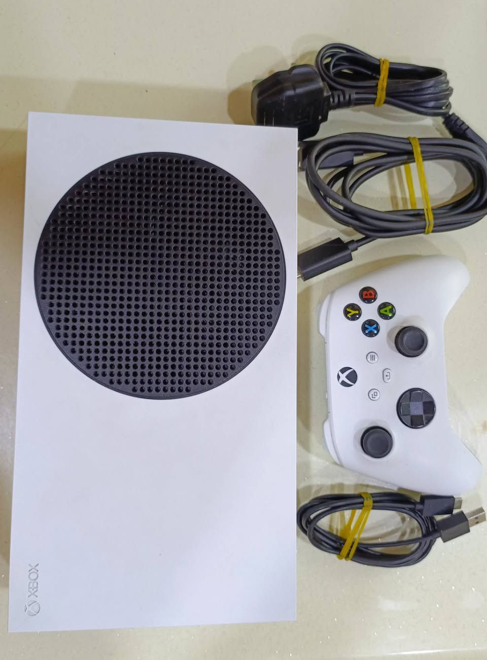 Xbox series S 
 اكسبوكس جديد مامستعملة اصدارة 23 ويا غراضة كاملات 
حتة اليدة وياها بطارية شحن 
سعره 350 !!


**إذا كنت صاحب هذا الإعلان وتريد حذفه لأي سبب، رجاءا أرسل رسالة إلى الدعم الفني**