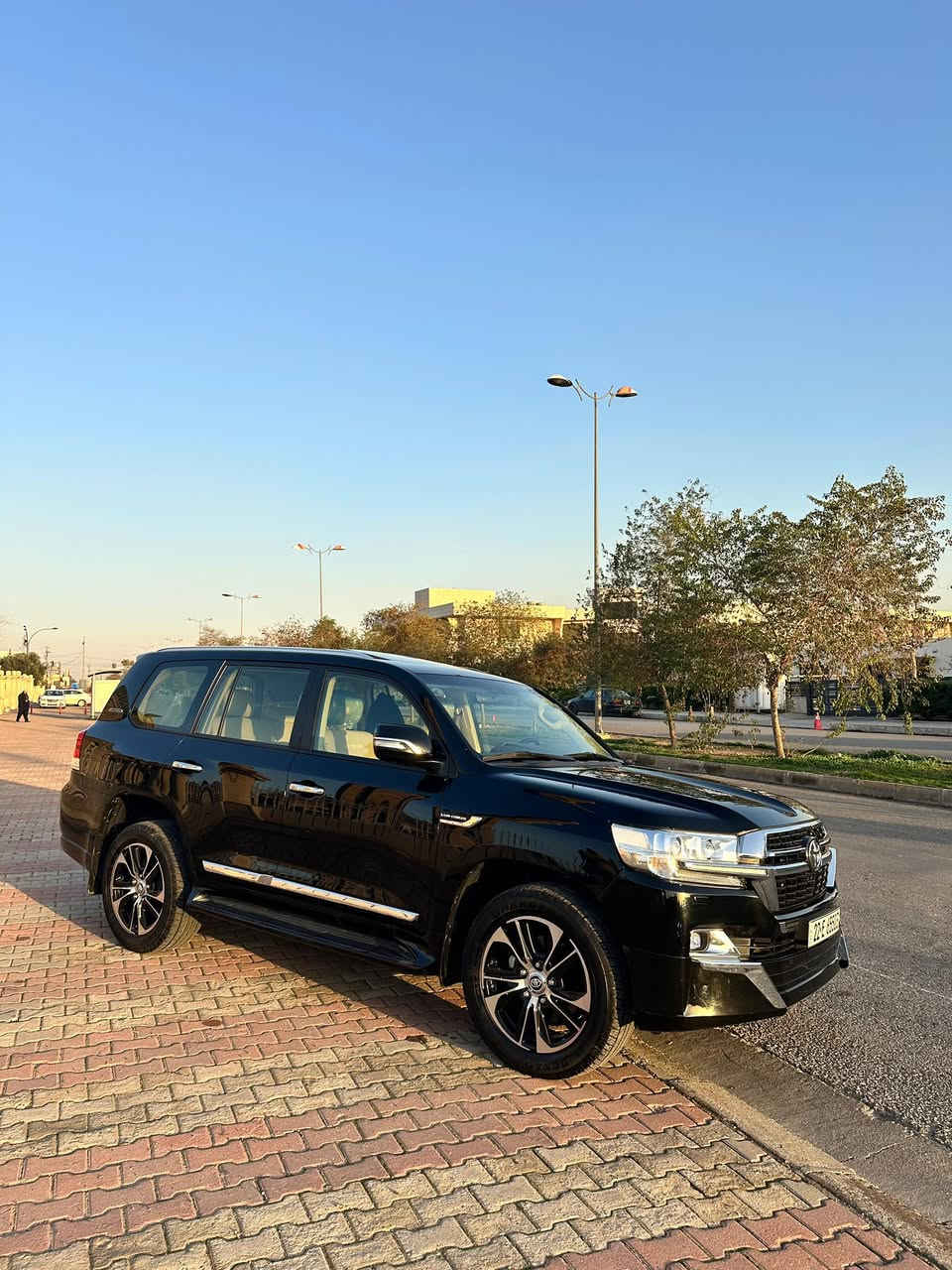 سلام عليكم 
لاند كروز 2021 
شركات
موصفات 
1ثلاجه
شحن وايرليس
2.فتحه سقف
3.كشنين كهرباء
4.جلد
5.ويل20
مكفوله كفاله عامه من بارد وصبغ 
سياره جديده ماشيه 79الف حقيقي 
السعر 495 مجال بسيط 
مكان السياره اربيل 
***********
