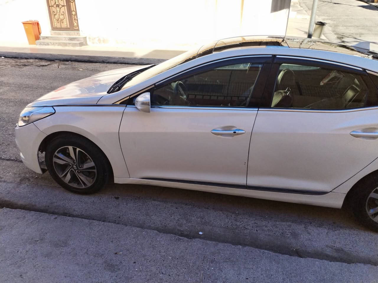 ازيرا 2012 بانوراما
محرك 3000 دوش وارد خليجي فول
رقم وهزة جديد تحويل مباشر. بانوراما  تشغيل والابواب بصمه  نظام ترحيب كراسي كهربائي بردات خلفي وجانبي كراسي تدفئة وخزن حساس امامي خلفي الايرباگات كلها سليمه صبغ باب ونص جاملغ ومكانات بارد
129$  ومجاااااال. *********** وتس آب وكورك
