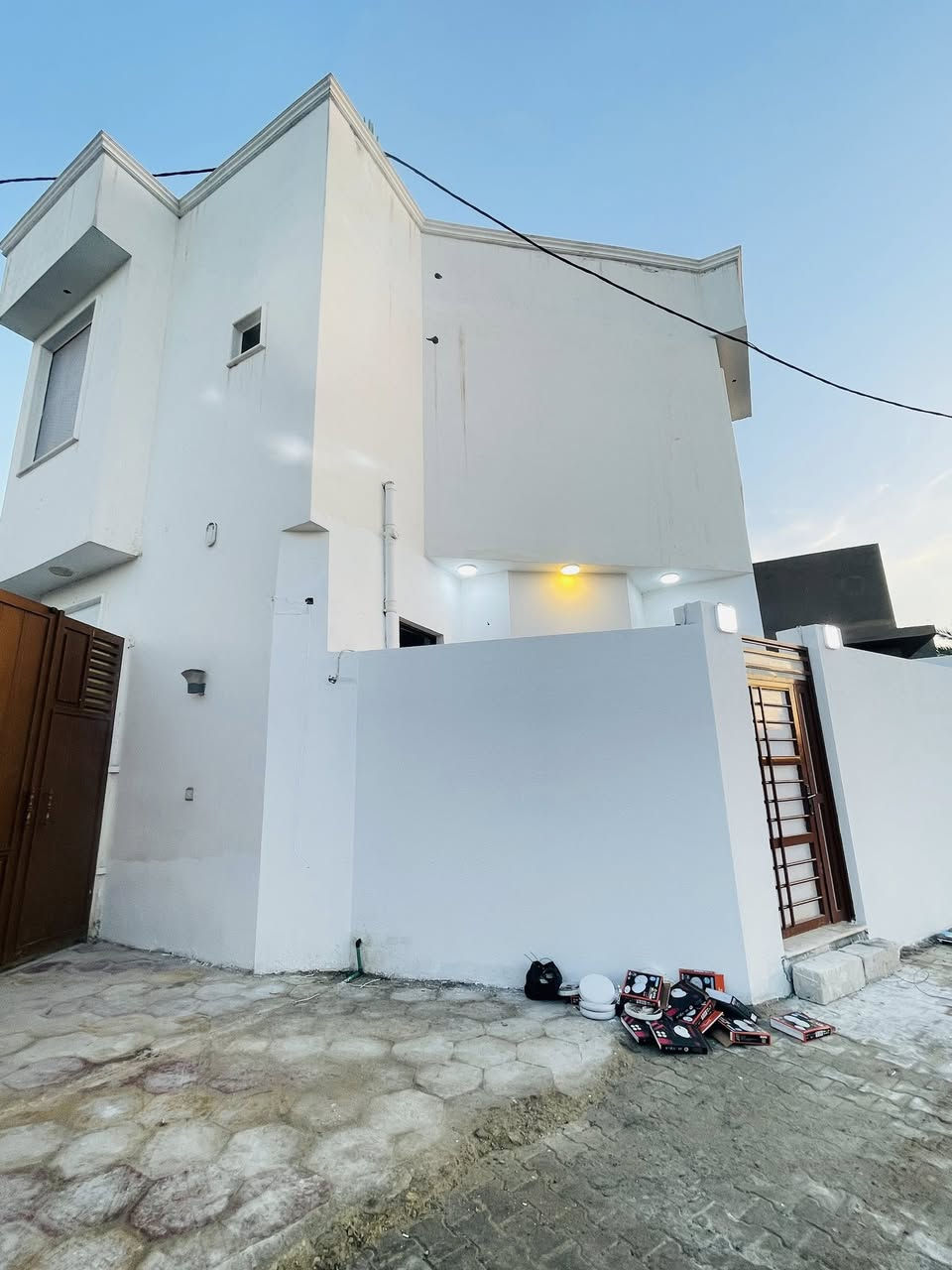 سلام عليكم 
دار سكن في منطقه بساتين محمد علي طابو زراعي قرار محكمه 
المساحه ١٣٠م طابقين بناء حديث بناء درجه اولى حاليا فارغ 

يتكون الطابق الاول 💒💒💒💒
استقبال +صاله كبيره جدا +مطبخ +صحيات خارج وداخل 
اماً الطابق الثاني 
غرفتين +اسويت 
للأستفسار آكثر ومعرفه السعر آضغط متابعه 👍👍
ملاحظة نستقبل جميع العروض ماعليكم سوى الأتصال او زياره مكتب #فراس #الزيادي للعقارات 
الواقع في حي ألحكم قرب صيدليه آدم وسنكون في خدمتكم 
***********📞📞📞📞📞📞
