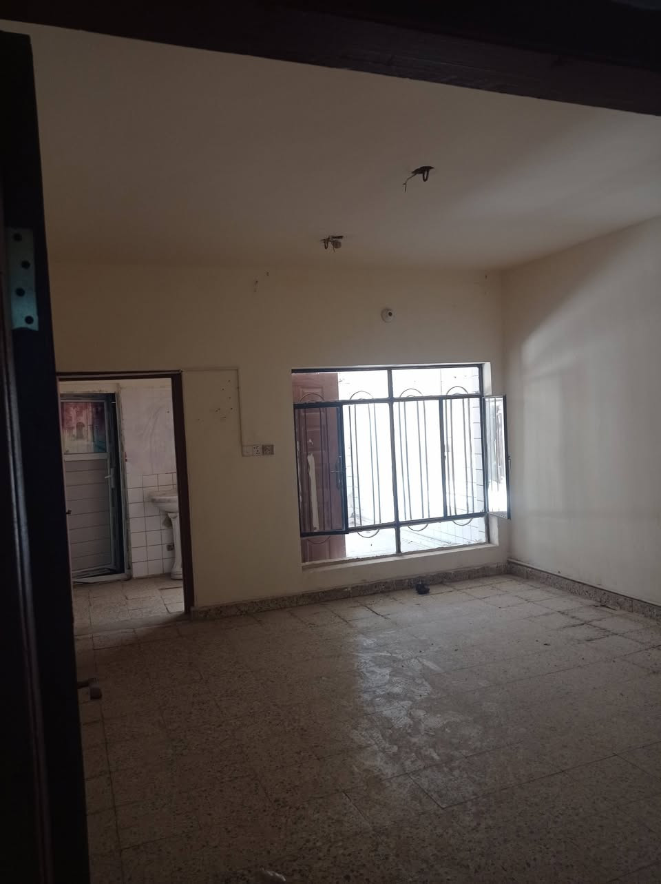 السلام عليكم بيت طابق ارضي للايجار النواب بقرب المهداوي  بشارع افران البركه البيت بي استقبال كبيره 8متر وهول ونوم ومطبخ وكراج وترك كبير وملحقات للتواصل ***********
