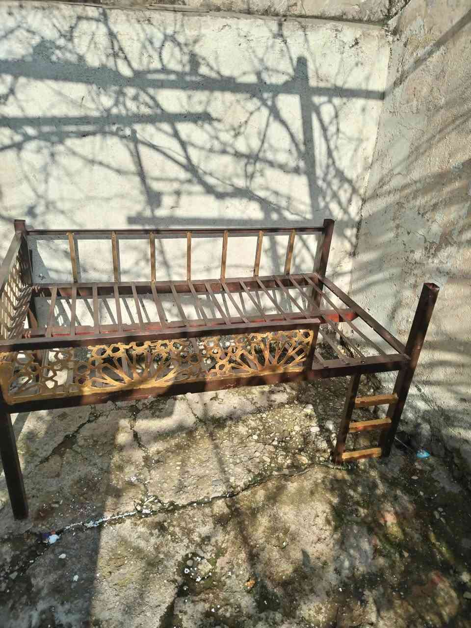 السلام عليكم تخت للبيع عدد ثنين يصير طابقين حديد ***********
