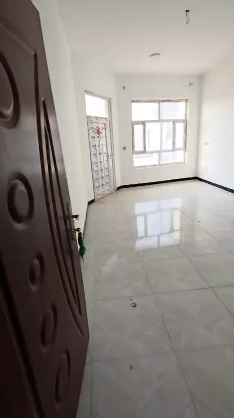 السلام عليكم ورحمة الله وبركاته بيت للأيجار مساحة 150 ومتر البيت طابقين يحتوي على غرفتين في الطابق الأول وغرفتين في الطابق الثاني مع استقبال ومطبخ في الطابق الاول  موقع البيت تقاطع القدس تعبر جامعة بلاد الرافدين بمسافة رقمي للتواصل ‏‪***********‬‏
