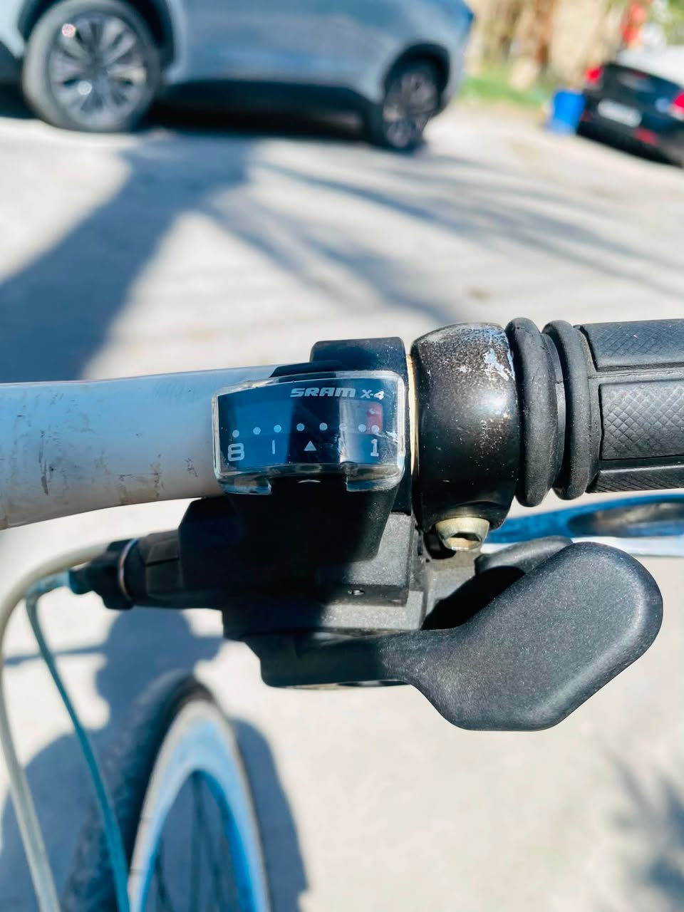 سلام عليكم بايسكل للبيع
نوعه (Momentum)

مكينه(SRAM X-4)

متكون من ثمن سراعات 

بايسكل متروك بي شخوط بسيطه لأكن ما مأثره عليه

سعره ١٥٠الف بي مجال للطيبين 

عنوان بغداد البنوك رقم ٠***********واتساب@@

