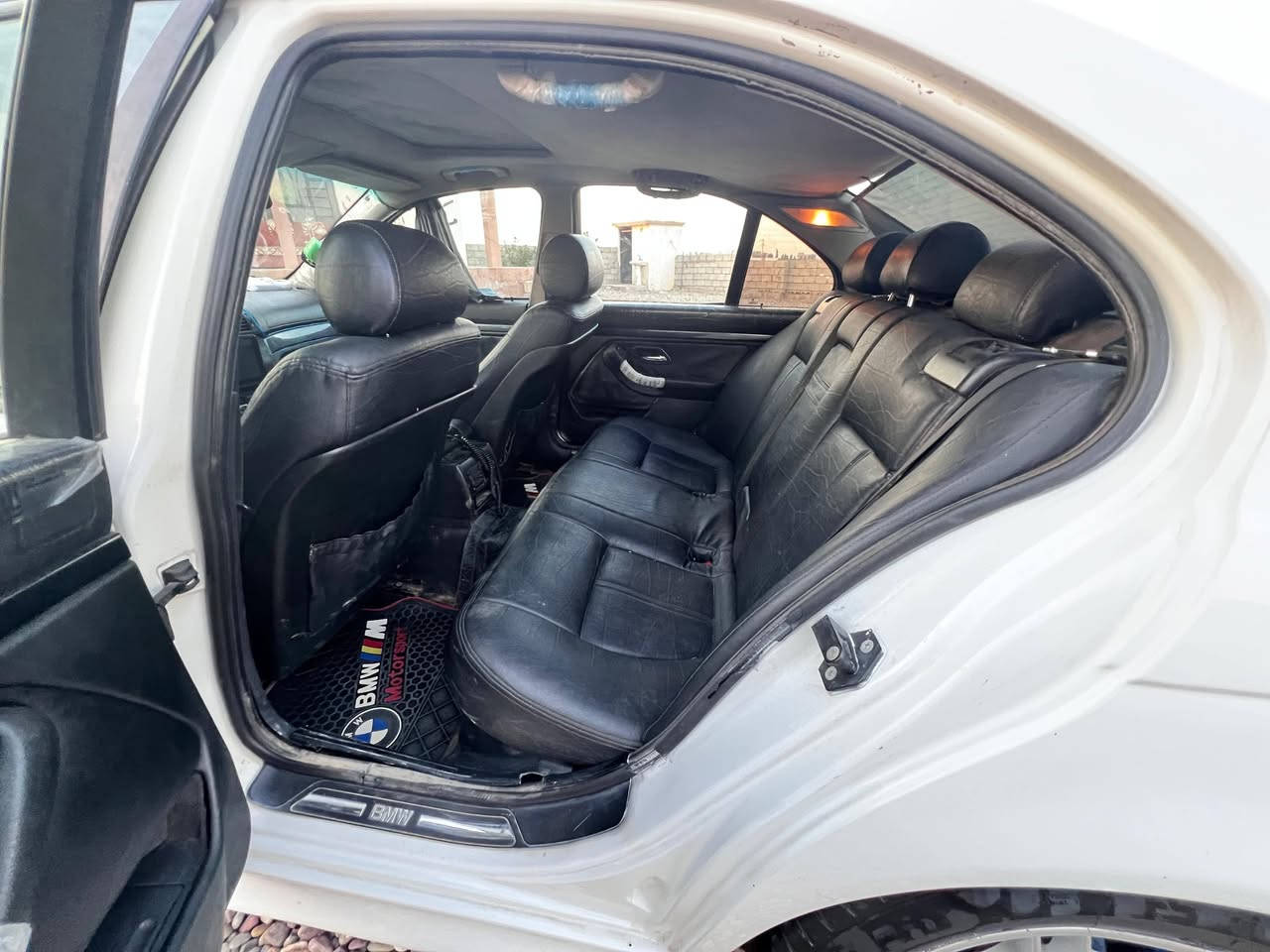 للبيع او مراوس حسب القناعة بي ام ٥٢٨ موديل ٩٨ محرك كير ذهب سياره حلوه مال جناي رقم سليمانيه دولي تحويل ضرر باب الورا النفر السعر ٨٣ وبيه مجال شي بصيط لل شراي *********** خابر وتدلل مكاني الشركاط
