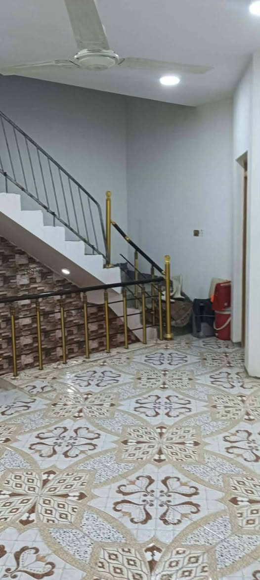 بيت مساحته 150 متر واقع حال 165 طابو صرف بناء حديث يتكون البيت من كراج سياره وستقبال وهول وغرفة نوم وصحياة داخل وخارج والطابق ثاني يتكون من ثلاث غرف نوم وهول وصحياة زاءد بيتونه في طابق ثالث معه قطعه بصف البيت مساحة القطعه 180 متر طابو صرف بسمي العنوان حله حي العسكري شارع 80 مقابيل مخازن كهرباء نزلت ساده البخطه اومقابيل مجمع اشور البيت علا 
التبليط سنتركافة الخدمات موجوده من مجاري تبليط نت ضوءي ماء كهرباء***********
