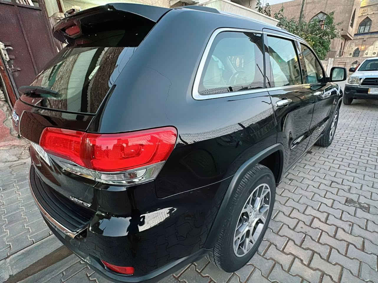 بسم الله الرحمن الرحيم 
من رخصة الادمن 
Jeep Grand Cherokee 
Limited Plus 2019
جيب كراند شيروكي 2019 لمتد بلاص خليجي لون أسود وكالة ليث العبيدي رقم بغـــداد سنويه وهزه جديده بسمي 
لايت زنون 
محرك 6v
فور ويل متعدد الوضعيات 
نظام  /ايكو Eco/ونظام Sport/و Auto Stop لتقليل صرف الوقود 
شفتات استيرن /تحكم استيرن 
شاشه وكامره دواره /شاشه بالكشنات 
 David /شاشه كاربلاي وبلوتوث 
حساس امامي خلفي ورادار جاني وخلفي 
فتحت سقف بنروما 
مخارج USB 
كراسي جلد اوفايت امامي كهرباء حار بارد والخلفي حار 
دبل هوك امامي وخلفي 
دبل كزوز 
ويل كب حجم 20مع تخم تاير دنلوب 
ماشيه 121كم 
ملاحضه/ صار بيه صبغ بالجنطه يمي الرقم دحجه وانصبغت بدون داخل وبدون فتح بدون ايرباك 
للبيع او مراوس حسب القناعه 
السعر 260$بي مجال بسيط 
للاستفسار التواصل على الرقم او على واتس اب 
*********** 
***********
تحياتي للجميع
