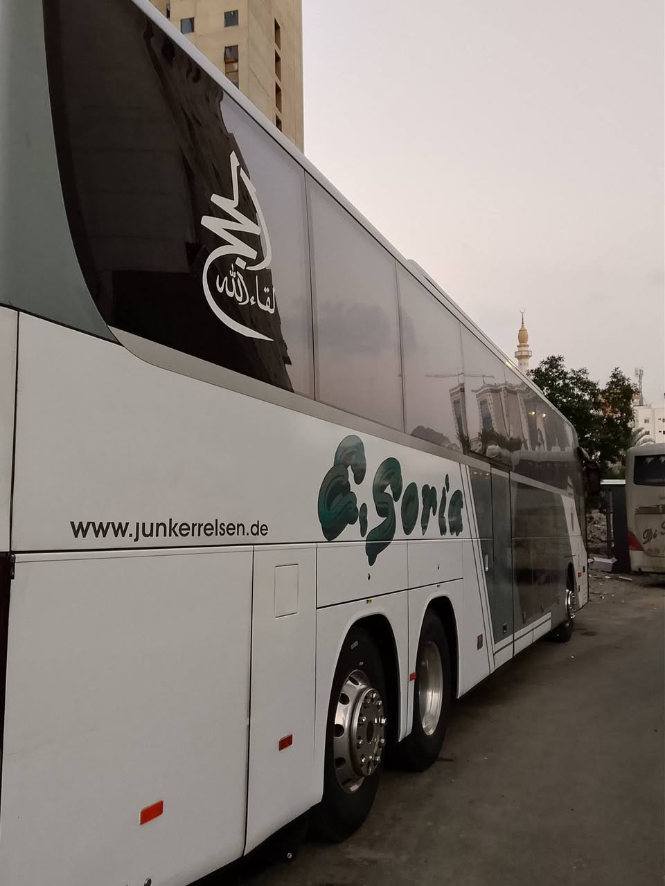 السلام عليكم باص سترا جيتي ٤١٧ موديل ٢٠٠٦ تبريد زعانف تخم تاير ٦٠ نفرا مكينه ٨ كير سطر سياره جديده بمعنى الكلمه *********** مكان السياره بغداد
