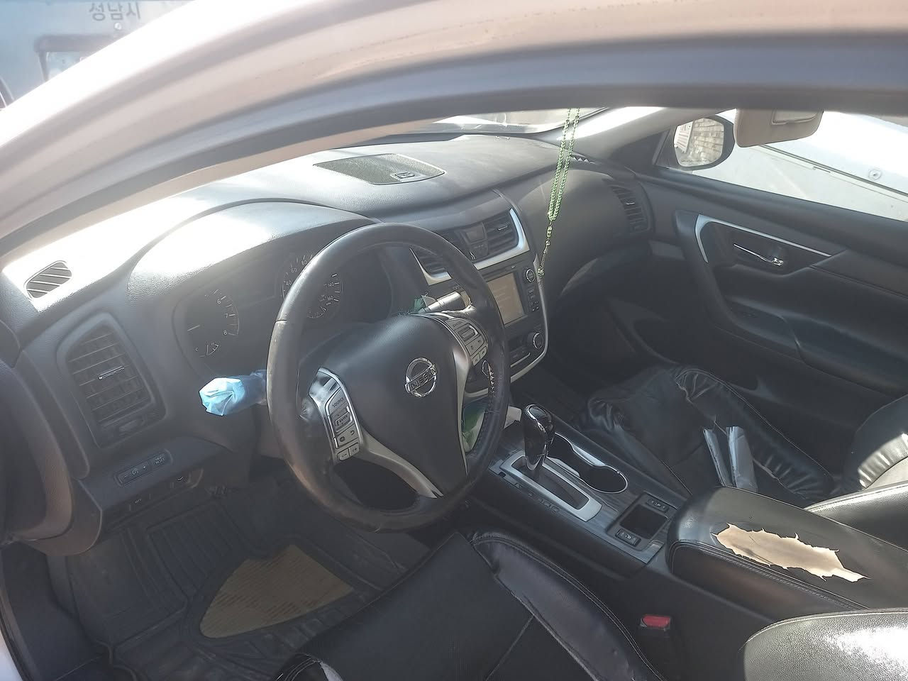 نيسان التيما موديل 2016 فول واحد على واحد رقم سليمانيه بسمي للبيع فقط الحادث موضح بصور صور للحادث بأمريكا وصار حادث خفيف بيها عندي هم الوضع بين البيبان  السعر 130 وبيها مجال مكان السياره بابل مركز المدينة اي استفسار على رقم ***********
