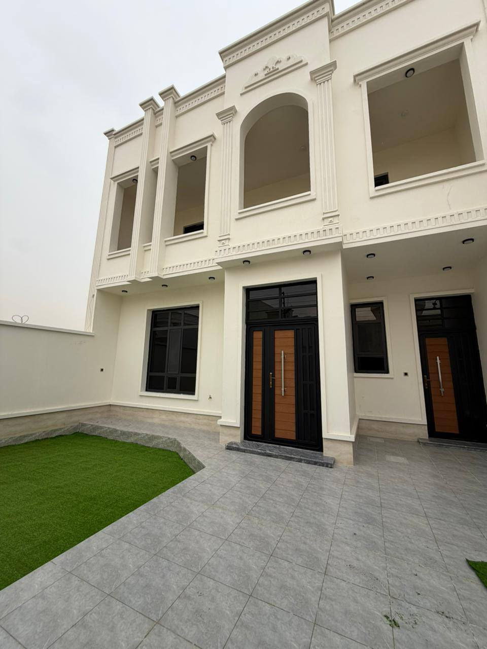 دار للبيع بمساحة 250 متر 

دار للبيع في الرمادي شارع 40 بالقرب من مجمع الخيّام السكني.

المساحة الكلية 250 متر .

الدار بناء حديث صفر غير مسكون.

نوع البناء حجر .

الدار مكون من طابقين .

يتكون الطابق الاول من غرف نوم عدد 2 وصالة ومطبخ واستقبال و صحيات داخلية وخارجية وكراج وحديقة.

أما الطابق الثاني يتكون من غرف نوم عدد 2 وصالة و مجموعة صحيات.

كافة الخدمات متوفره من ماء وكهرباء وتبليط ومدارس ومنطقه سكنية متكاملة.

#السعر 190 مليون وقابل للتفاوض.

للمزيد من التفاصيل يمكنكم زيارة مكتبناا مكتب العين العقار ع شارع 40 مدخل الصوفيه الثانية 

او الاتصال على الارقام 
***********
***********
***********
