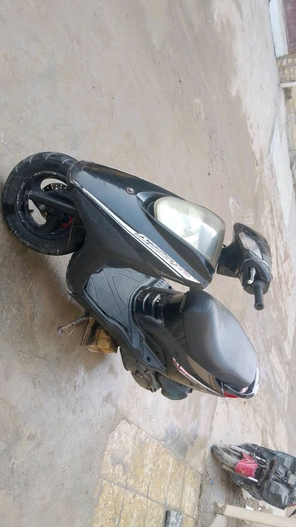 السلام عليكم 
دراجة بريز كابريتر دارجة خير من الله نضيفة مفولة الدراجة من كلشي شعلة معدل شغالة سلف و هندر نقص باتري كاعد دراجة بلاد كڤرات بلاديات ختم واحد و موجود المنفيست مالتهة سعر 550 و بيهة مجال بسيط حك الجية 
*********** موجود واتساب