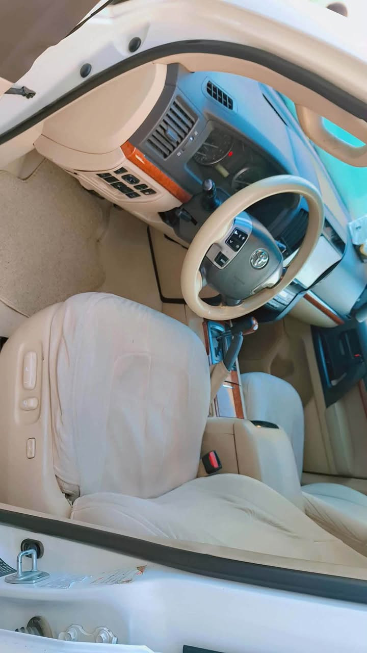 لاندگلۆزەر وەنەوشە  ٢٠١٥
V6 
***********

شەش پستنی فول فول مواسەفات.
یەک سەفحەی کامل بۆیاغە بە شانەکانیشەوە .

سعری ٣٠٥$ وەرەقە و کەمەک مەجال.

*********** أربيل, العراق
