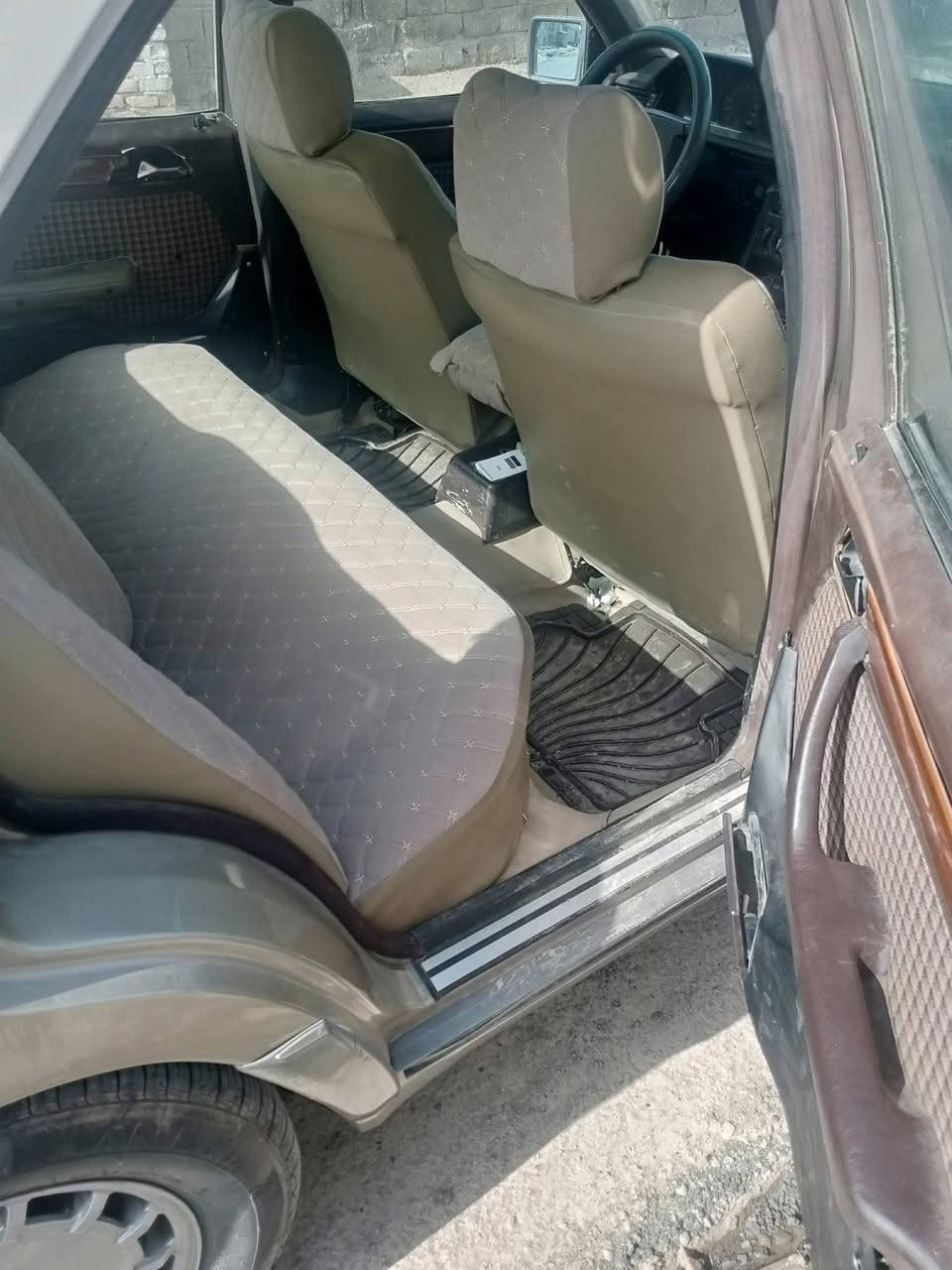 موديل 90 محور ففتي مكفولة من حادث وقواعد دبلات جدد تخم تاير صدر دواخل كلة جديد
رقم بغداد انكليزي تحويل بدون مراوس 
مكان سيارة  بغداد الحسينية 
ملاحظه مصبوغة عام بدون أي ضربة أو تبديل وكفالة مو كلام 
أرضية جلد دوشمة جديدة 
*********** 
السعر 62بيها مجال بسيط
