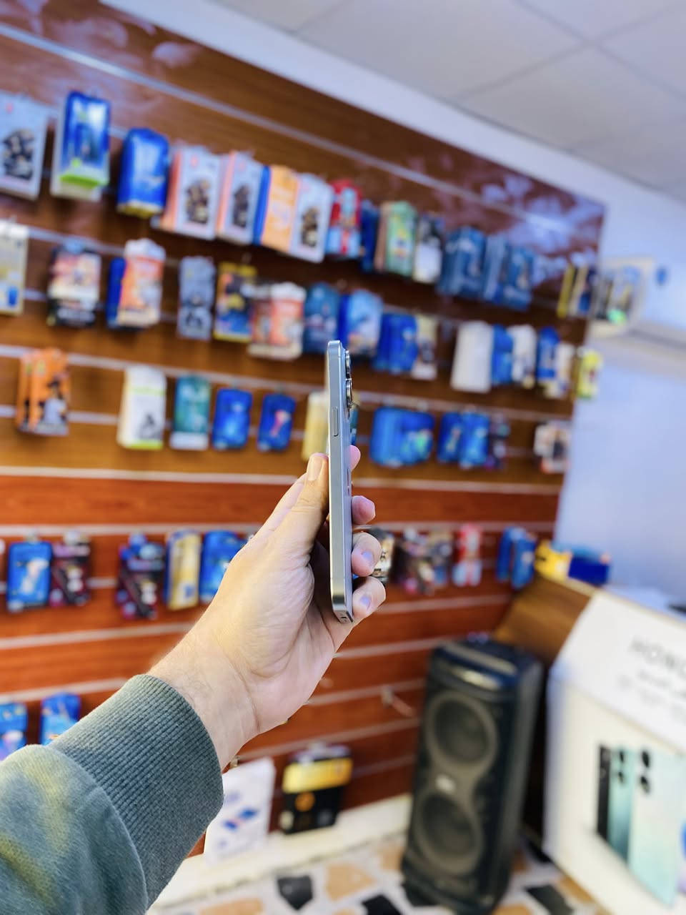 السلام عليكم للبيع ايفون 15 برو ماكس نموذج M الجهاز شرق اوسط بطاريه 86 الجهاز مكفول من تصليح ولفتح شرط انطيك بي مكفول حتى من الشخط بسعر 975 الف وماكو هيج سعر ع هيج نضافه مكاني تكريت ***********
