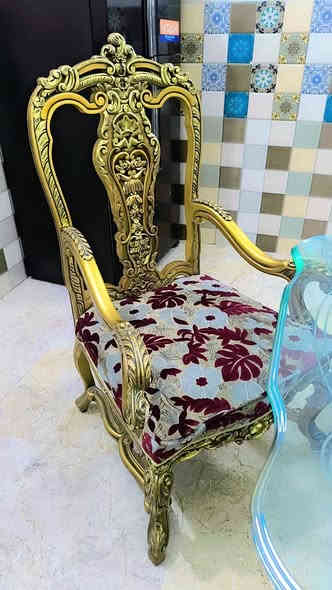 السلام عليكم ميز طعام زان نقوش مصريه ثقيل مع 6 كراسي 500 وبي مجال بسيط للعلم اخذته ب10 ورقات مكاني بغداد 
‭0772 955 9513
