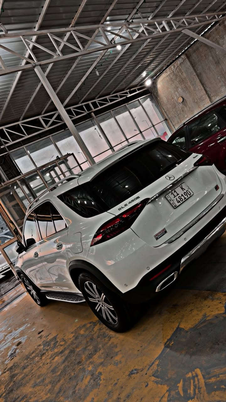 يعلن معرض بيت شريجي👑 عن وصول مرسيدس 2025 Gle 450E hybrid هايبرد 4matic زيرو ماشيه الف فقط وارد امريكي صور الحادث والسونار مرفق مع المنشور فول 1/1  نستقبل بيع او مراوس العنوان كوت حي لحكيم  سعرها 675 وبيها مجال 
#مارسدس_Gle_430E_4matic
اللون: ابيض
عداد المسافاات kmالف فقط 
المواصفات:  رقم بغداد فول مواصفات ١/١
كشنات خزن ميموري
اناره داخليه  تحتوي 64 لون
منفذ للشحن 
5 كامرات محيطية 
سلايد(فتحة قمارة)
كراسي جلد اصلي(اوف وايت)
كراسي  كهرباء
تبريد خلفي شاشة
شحن الهاتف لاسلكياً
كروس سرعة 
خمس بصمات
فول تحكم استيرن(جهتين امامي+جهتين خلفي)
شاشة عرض الاعطال
صندوك كهرباء(شفط)
فتح صندوك تلقائيا  
دبل كير(عادي+اوتوماتيك)
دبل حساس(امامي+خلفي)
نظام تحكم بمستوى الضوء الداخلي
مانع تزحلق
نظام فتح الابواب لاسلكياً
فور ويل
شاشة امامية كبيرة اصلية
كامرة خلفية اصلية
تشغيل عن بعد
دوسات كتابة Mercedes 
اشارة بالمري
مري كهرباء(شفط)
لايت زنون(عالي+ناصي)
لد امامي
#سستم_صوت 
وبيها مواصفات لا تعد ولا تحصى اذا ابقه اعدد مااخلص
للاستفسار الاتصال بِنَا على الأرقام التاليه

  حسنين ‭0771 508 5598‬ واتساب او اتصال
