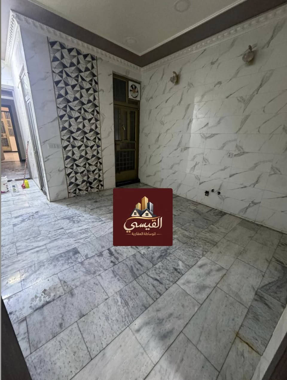 #لـلايـجـار فـي السيـديـة

طابق ارضي واول نظيفات جداً 
كل طابق يحتوي على :
غرفتين نوم وصالة ومطبخ وخدمات صحيـة . 

لـلاستفسار : *********** متوفر واتساب .

بأمكانك عرض عقارك عندنا 
زبائننا الكرام نستقبل كافة عروضكم وطلباتكم 

#مكتب_القيسي_للعقار_والأعمار
شارع المركز مقابل مستلزمات التفاح الاخضر .
