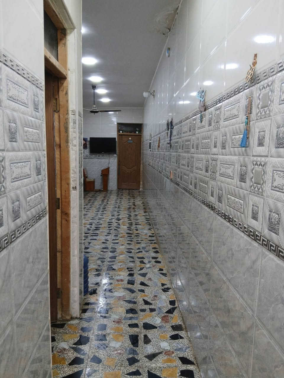 سلام عليكم بيت للبيع مساحة 100 متر منطقة علاوي الاسمر مقابل حي الكوفة شارع أسواق بابا اشتريلي جهة ام الكبر
بناء جديد وكامل 
السعر 68 بي مجال بسيط
***********
