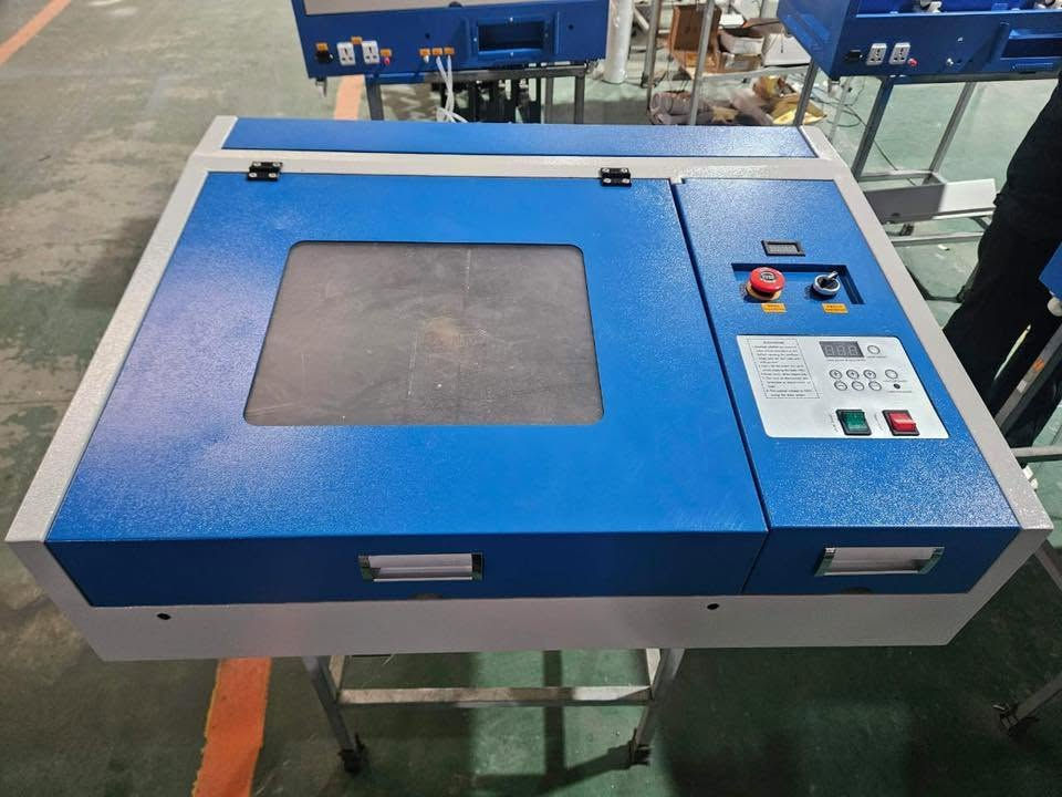 ماكينة نقش وقطع ليزر CO₂ (CO2 Laser Engraving and Cutting Machine – 50W)

هذا جهاز ماكينة نقش وقطع بالليزر (Laser Engraving/Cutting Machine)، CO₂.
يستقبل قياس 40*30 بمعنى حجم A3 
🔧 ماذا يفعل؟

* يقوم بـ نقش (حفر) الرسومات أو النصوص على مواد مختلفة.
* يمكنه أيضًا قص المواد بدقة عالية.

🧱 المواد التي يعمل عليها عادة:

* الخشب
* الأكريليك (البلاستيك الشفاف والالوان)
* الجلد
* الورق والكرتون
* بعض أنواع القماش

للاستفسار المراسله على الواتساب 
***********
