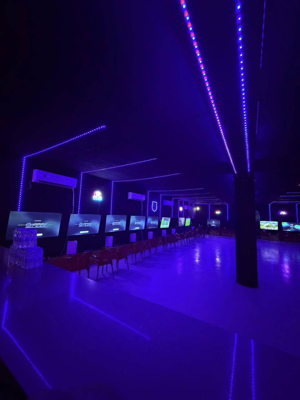 قاعة للبيع لعدم التفرغ
المحتويات :
شاشات حجم 55 نوع TCL عدد :25
بلي فايف فات واحد تيره كامل ملحقات عدد :15
جوستك اضافي عدد 15
يو بي اس عدد 3
6 اقراص فيفا و3 اقراص بيس21
اراكيل عدد 12 
ميز مني بار جاهز
وكراسي عدد 50
وميز عدد 25
وسبالت عدد 4 انفريتر ( مولده او وطني)
منضومه نت 
منضومه كامرات 
قاعة جاهزه من جميع النواحي  وسعرها جدآ مناسب ويتوفر ايضا اجارها 
العنوان كربلاء / شارع مركز حي المعلمين /مجاور الدكتورة امنة الكريطي
للتواصل و الاستفسار اكثر ع الرقم ***********
