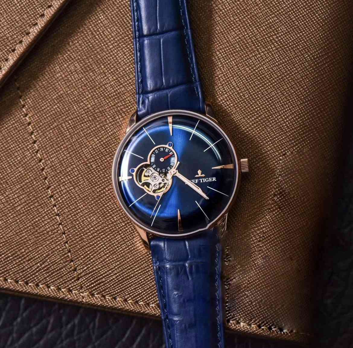 سلام عليكم ساعة REEF TIGER الماركة الغنية عن التعريف اعلى سعر ابيع مزاد قيم باليرضي الله الحركة: تعمل بحركة أوتوماتيكية (ذاتية التعبئة)، ما يعني أنها لا تحتاج إلى بطارية.
• المينا (القرص): تتميز بمينا أزرق أنيق، وغالباً ما نتضمن ثلاثة عدادات فرعية، بالإضافة إلى عرض التاريخ واليوم عند موضع الساعة 3:00.
• الهيكل: مصنوعة من الفولاذ المقاوم للصدأ الفاخر، وفي بعض الطرازات تكون بلون ذهبي وردي، بقطر يبلغ حوالي 42 ملم.
• الحزام: مزودة بحزام من جلد العجل باللون الأزرق، مع مشبك إغلاق قابل للطي.
• الغطاء الخلفي: الجزء الخلفي من الهيكل شفاف، ما يتيح رؤية الحركة الميكانيكية داخل الساعة.
• مقاومة الماء: مقاومة للماء حتى عمق 100 متر (10
بار)، مما يجعلها مناسبة للسباحة والأنشطة المائية


**إذا كنت صاحب هذا الإعلان وتريد حذفه لأي سبب، رجاءا أرسل رسالة إلى الدعم الفني**