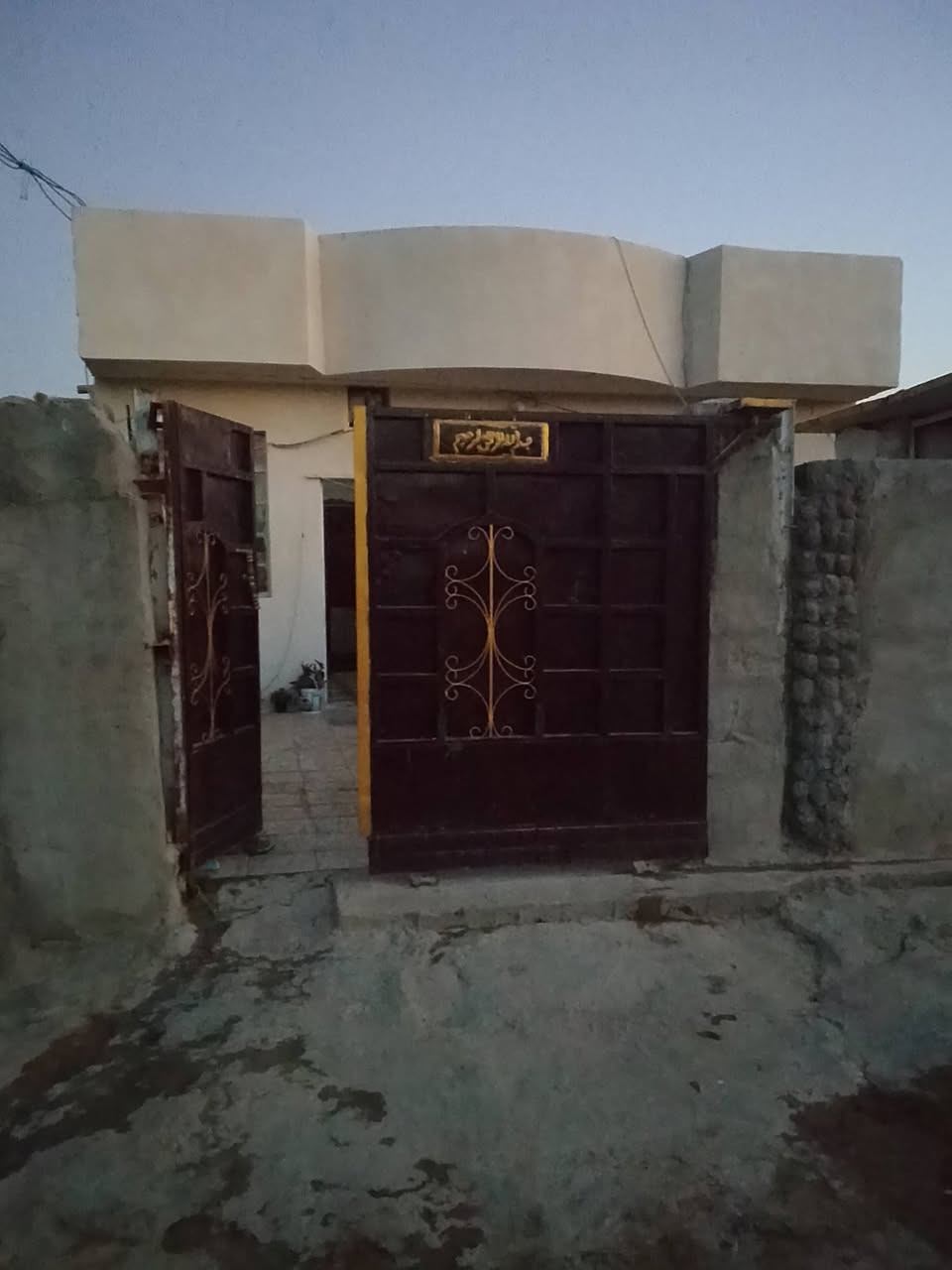 السلام عليكم للبيع بيت في قرية نديم قرب ملعب السلام البيت مساحه 125البيت بناء جديد مكون غرفه 5في5مطبخ 6في4 حولي 6في4صاله 4في4درج داخلي بيتونه استره كمله كهربائيات كله كماله بورك كامل مطبخ صاله كاع سريميك حديقه صغيره صحيات خارجيه السعر خاص ***********
