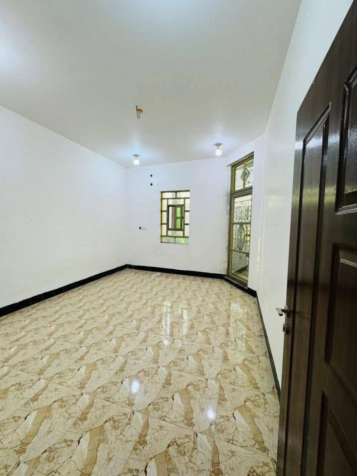 دار للبيع في الرمادي شارع 40 خلف جامع الواثق.

قريب على شارع 40 ، يبعد مسافة 350 متر عن شارع 40 الرئيسي .

جنس العقار طابو زراعي تحويل مباشر.

المساحة 130 م. 

الدار المشيد من طابقين .

يتكون الطابق الاول من استقبال و مطبخ و صالة و غرفة نوم و مجموعة صحيات داخلية وخارجية و كراج .

أما الطابق الثاني يتكون من صالة و غرف نوم عدد 2 و مجموعة صحيات.

بناء حديث ، كافة الخدمات متوفره من ماء وكهرباء وتبليط.

نوع بناء طابق الأول بناء بلوك مضغوط والثاني مجوف .

منطقة سكنية تتميز بالهدوء .

#السعر 95 مليون وقابل للتفاوض.

للاستفسار أكثر زيارة مكتبنا مكتب العبد 
شارع 40 مجاور مرطبات ادريم 
أو الاتصال...***********
