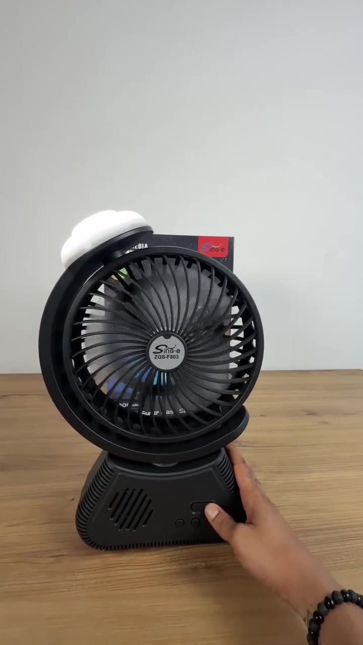 مروحة سبيكر + ضوء 803
الميزات:

مروحة بتصميم عصري وبسيط مع مكبر صوت واضاءة LED

3 ريش للمروحة مع ثلاث سرعات للتشغيل

بطارية من الليثيوم ذات سعة كبيرة 6000 مللي امبير

ازرار للتشغيل والايقاف والتحكم بالصوت والسرعة والضوء

المدخلات:USB,TF,DC 5V, بلوتوث

منفذ نوع تايب سي مع الكيبل

زر خلفي للتشغيل والايقاف

المنتج يعمل على الشحن الكهربائي

الطاقة:10 واط

ابعاد المنتج: القطر26  الارتفاع 42 سم

طول السلك: 25 سم

المنشا: الصين

الملاحظات:

لم يتم ذكر مدة الشحن والاستخدام


**إذا كنت صاحب هذا الإعلان وتريد حذفه لأي سبب، رجاءا أرسل رسالة إلى الدعم الفني**