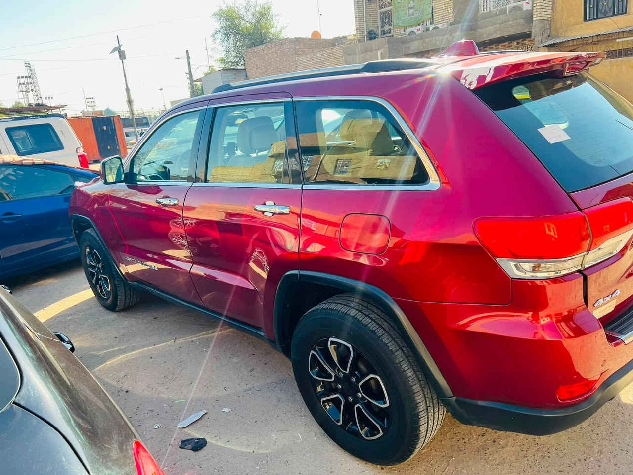 السلام عليكم جيب جراند شيروكي ليمتد (Jeep Grand Cherokee Limited)
2014 خليجي فول مواصفات أعلى فئة 
مكفولة السيارة كفالة عامة كلها بلادي كير مكينة 
ادامة على السياره كاملة صدر غرفة احتراق عبوه كاملة جديده تايرات جديد باتري جديد دسكات تخم جدد   دهن وفلتر الكير  جدد وكالة اي نقص مابيها  
عنوان بغداد مدينة الصدر 
سعرها 220 $ بيها مجال حك الجيه 
رقم الهاتف ***********
