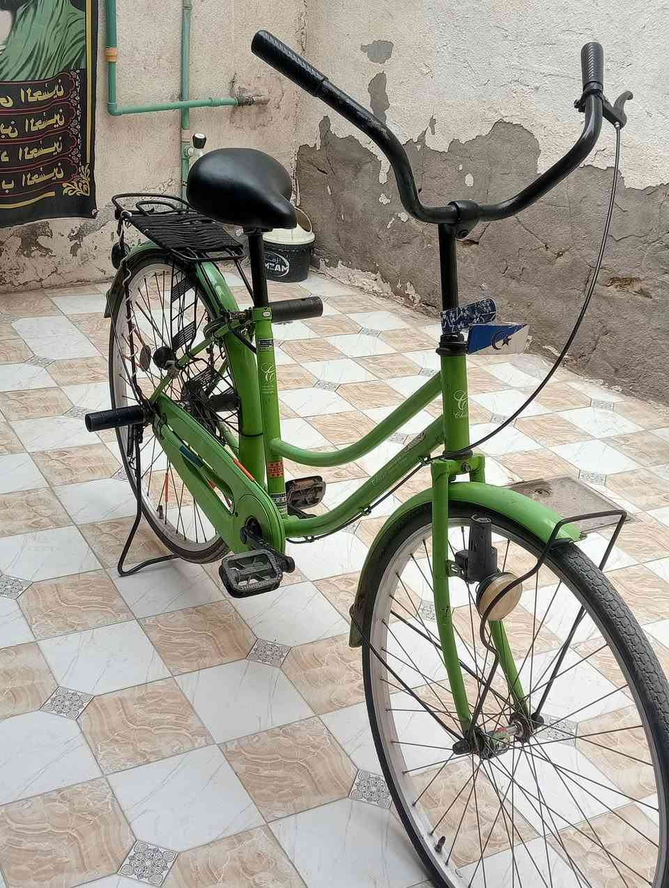 بايسكل للبيع حاويه نظيف سعره 100 
***********
