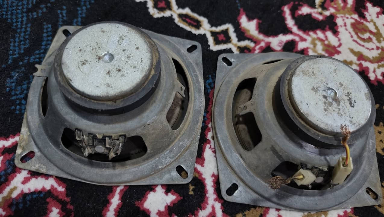 طقم سماعات أصلية بأرقام تسلسلية متطابقة (HB11 & HB12) تضمن نقاء وتوازن الصوت بين الجهتين ورق مكبوس عالي الجودة قديمة مناسبة جداً للتركيب في طبلون أو أبواب سيارات:مقاس 10 سم. تدعم السيارات تويوتا، نيسان صني، ميتسوبيشي لانسر، مرسيدس كلاسيك، وسوزوكي، وغيرها 
 سماعات سيارة ياباني أصلية (قديمة)، مو من هذا الصيني التعبان الموجود بالسوق حالياً.
المقاس: 4 بوصة (10 سم) – تركب بمعظم سيارات التويوتا والنيسان والبي إم 
الصوت: صوت طرب دافئ ونقي جداً، مخروط ورق معالج وشغل بلاد.
الحالة: نظيفة جداً ومفحوصة، وعليها ختم المصنع (HB11/HB12).
السعر: [ السعر، 20 ألف]


**إذا كنت صاحب هذا الإعلان وتريد حذفه لأي سبب، رجاءا أرسل رسالة إلى الدعم الفني**