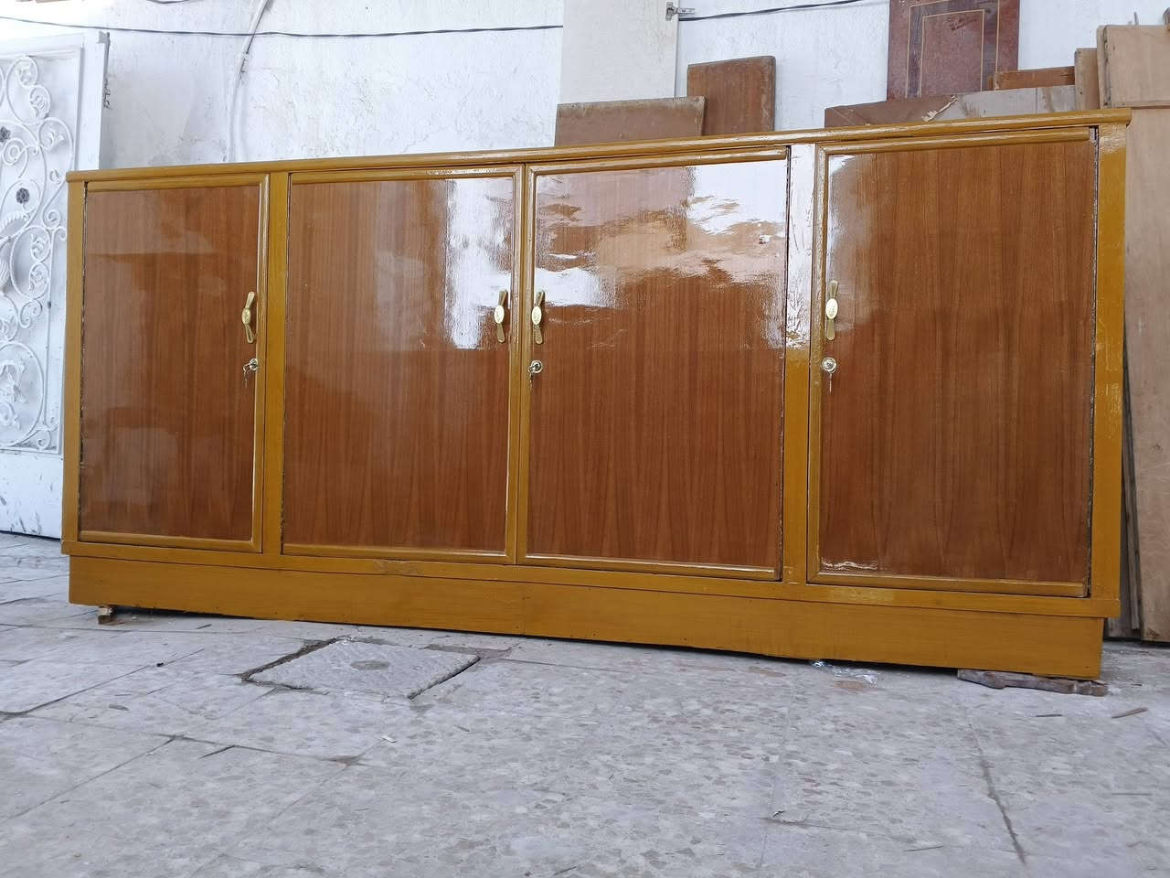 سلام عليكم بوفيه ام ربعه تسكام كامله صبغ قفاله يدات لمعه رش نضافه نفس بصوره سعره 150 بي مجال بصيط مكان نجف حي مكرمه قرب مركز وفاء تواصل خاص او على رقم ***********
