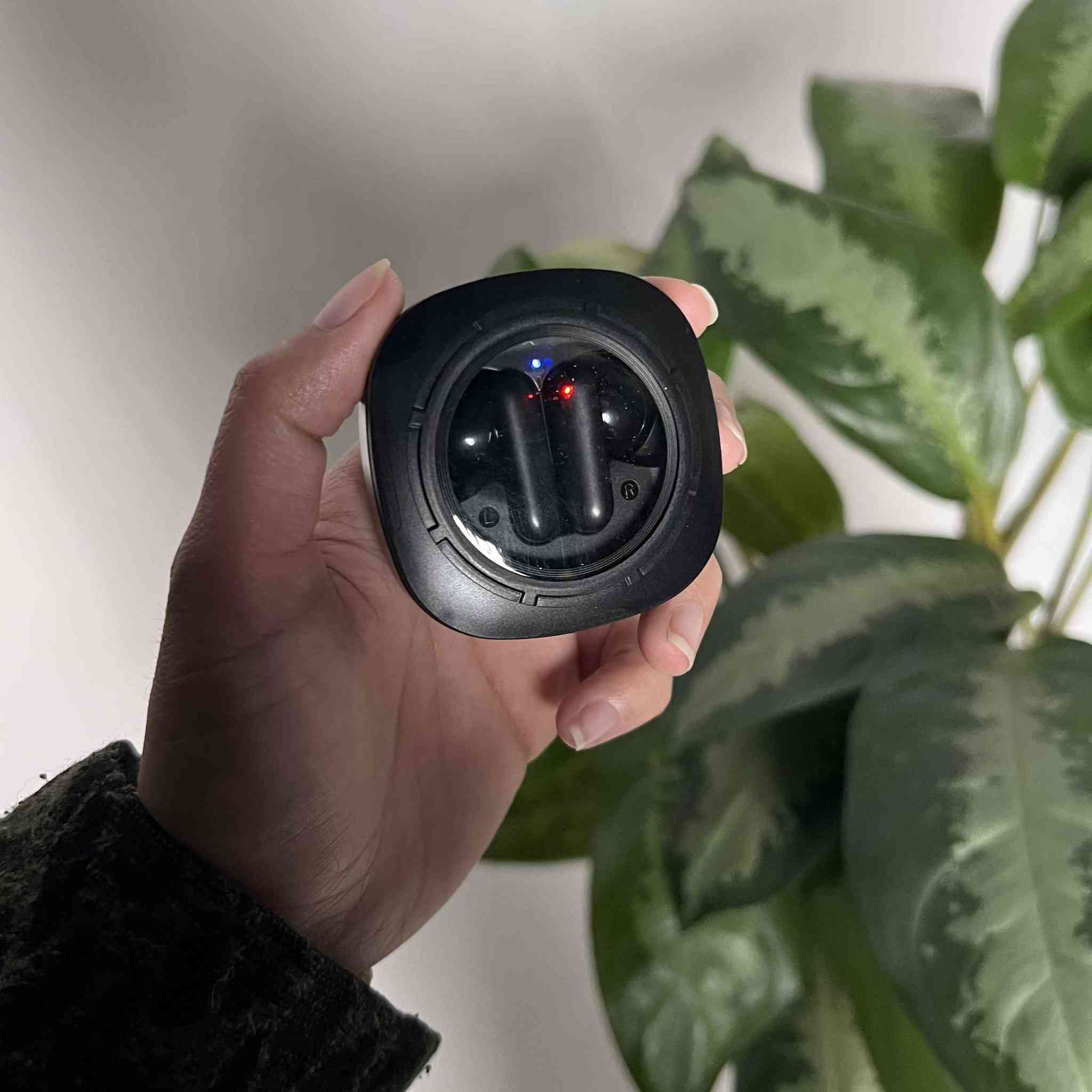 📌 تفاصيل العرض:

✅ الكمية: غير محدودة

💵 السعر: راسل الصفحة للحجز والاستفسار

🚚 التوصيل:
  - داخل بغداد: 3000 دينار
  - باقي المحافظات: 5000 دينار

سماعات K7 True Wireless Earbuds اللاسلكية مع علبة شحن Type-C

• سماعات K7 اللاسلكية بالكامل (True Wireless) مصممة للاستماع للموسيقى وإجراء المكالمات بحجم صغير وتصميم عملي مع علبة شحن مدمجة.

• اتصال لاسلكي Bluetooth V5.4 يمنح اتصالًا سريعًا ومستقرًا مع الأجهزة المتوافقة.

• تصميم صغير ومريح للأذن (Comfort Fit) مناسب للاستخدام اليومي أثناء المكالمات أو الاستماع للموسيقى.

• علبة شحن بسعة 400mAh تتيح شحن السماعات بسهولة أثناء التنقل.

• وقت تشغيل يصل إلى 6.5 ساعات للاستخدام على شحنة واحدة.

• منفذ شحن Type-C لسهولة وسرعة شحن علبة السماعات.

 • الموديل: K7
 • النوع: True Wireless Earbuds
 • الاتصال اللاسلكي: Bluetooth V5.4
 • حجم السماعة: 13mm
 • مقاومة السماعة: 32Ω
 • بطارية السماعة: 50mAh لكل سماعة
 • سعة بطارية علبة الشحن: 400mAh
 • وقت العمل: حتى 6.5 ساعات
 • وقت شحن السماعة: حوالي 1 ساعة
 • وقت شحن علبة الشحن: حوالي ساعتين
 • منفذ الشحن: Type-C

محتويات العلبة:
 • سماعتان لاسلكيتان K7
 • علبة الشحن
 • كابل شحن Type-C
 • دليل الاستخدام (User Manual) بغداد, العراق


**إذا كنت صاحب هذا الإعلان وتريد حذفه لأي سبب، رجاءا أرسل رسالة إلى الدعم الفني**